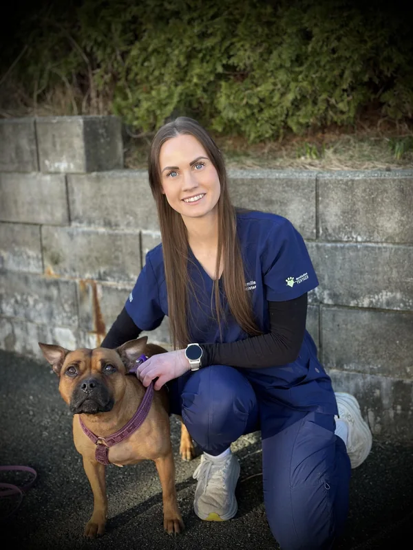 Camilla Selvik, assistent ved Dyreklinikken Tertnes, med hunden sin