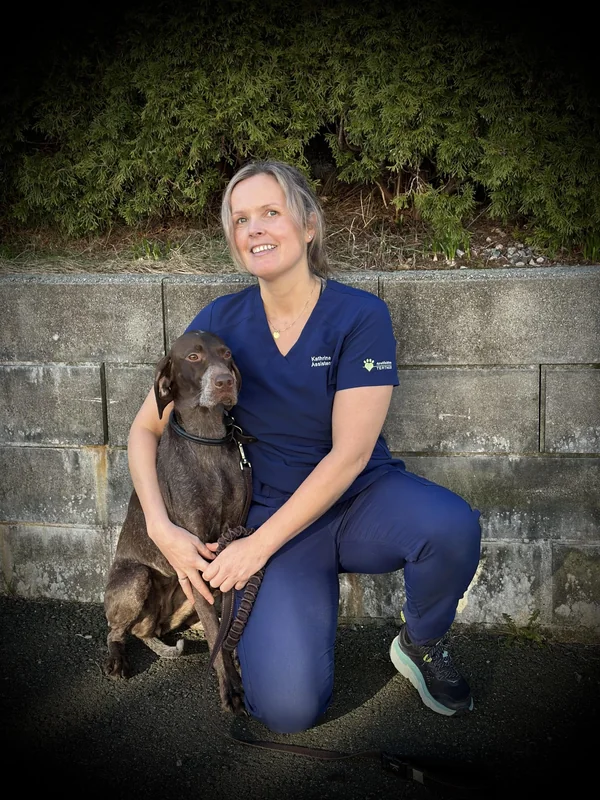 Kathrine Greve, assistent ved Dyreklinikken Tertnes, med vorstehblandingen Smule